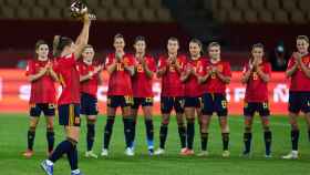 Alexia Putellas celebra el Balón de Oro frente a sus compañeras de la selección española