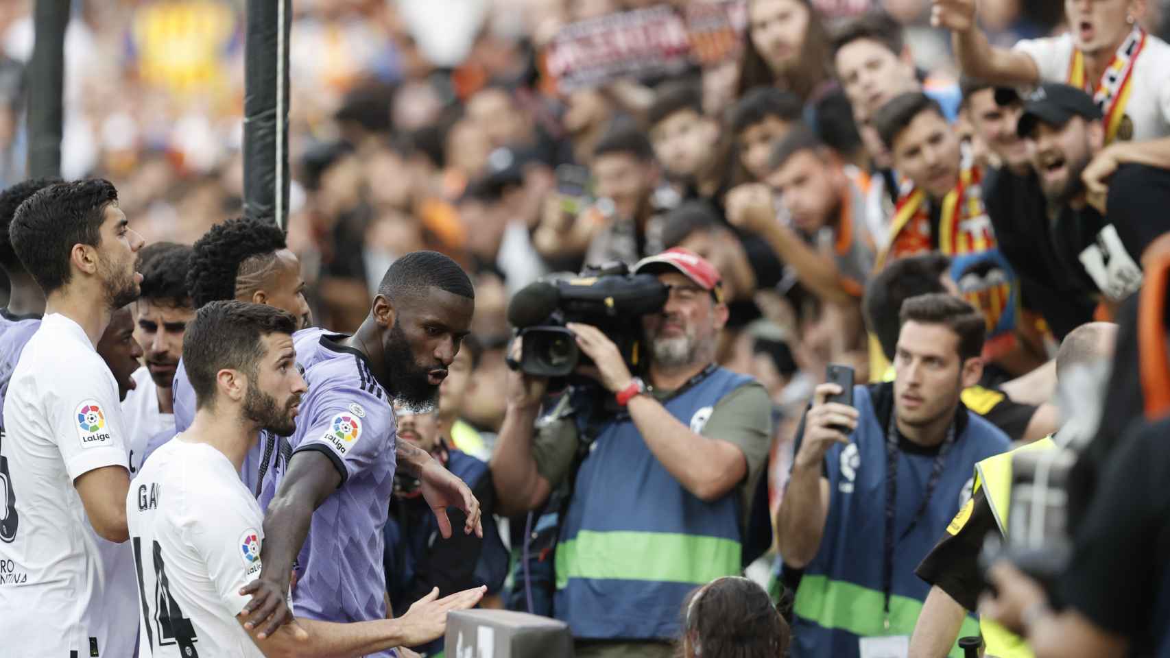 Jugadores de Valencia y Real Madrid tras el incidente en la grada de Mestalla