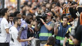 Jugadores de Valencia y Real Madrid tras el incidente en la grada de Mestalla