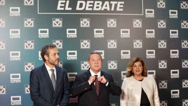 Emiliano García-Page, junto a Carmen Amores y Jesús Espada al llegar al debate de CMMedia