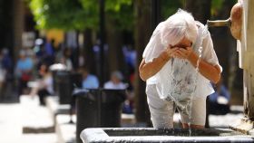 Una mujer se refresca en una fuente de Córdoba este jueves.