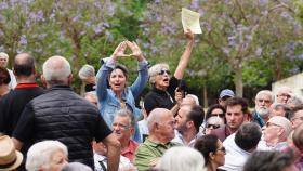 Feministas sacan una pancarta en el primer mitin de Yolanda Díaz en Sevilla.