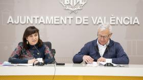 Isabel Lozano, concejal de Bienestar y Derechos Sociales de Valencia, junto al alcalde, Joan Ribó. EE