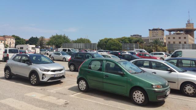 Imagen del solar elegido para la construcción del futuro CaixaForum de Málaga, con la Comisaría de la Policía Nacional al fondo.