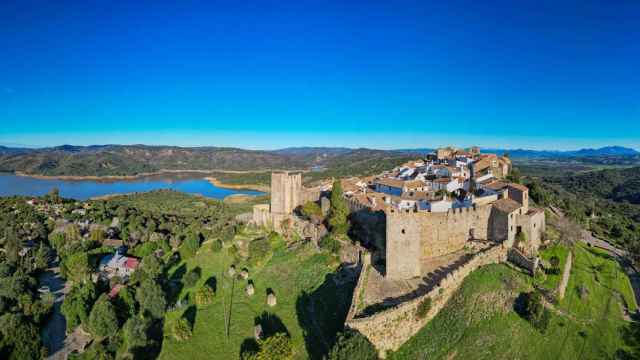Este pueblo de Andalucía tiene uno de los castillos más impresionantes de España