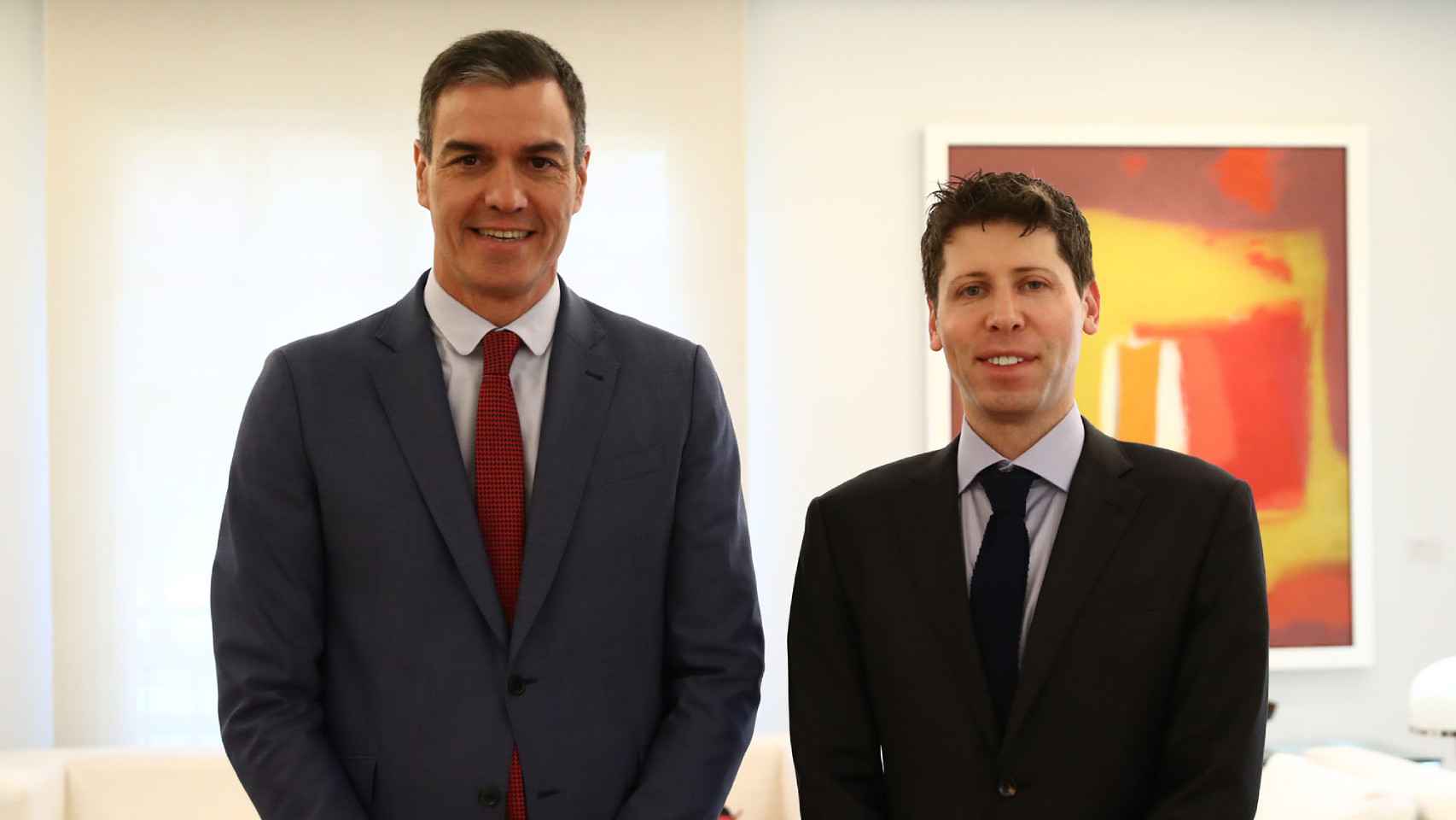El presidente del Gobierno Pedro Sánchez (izqda.) con Sam Altman, CEO de OpenAI (dcha.).