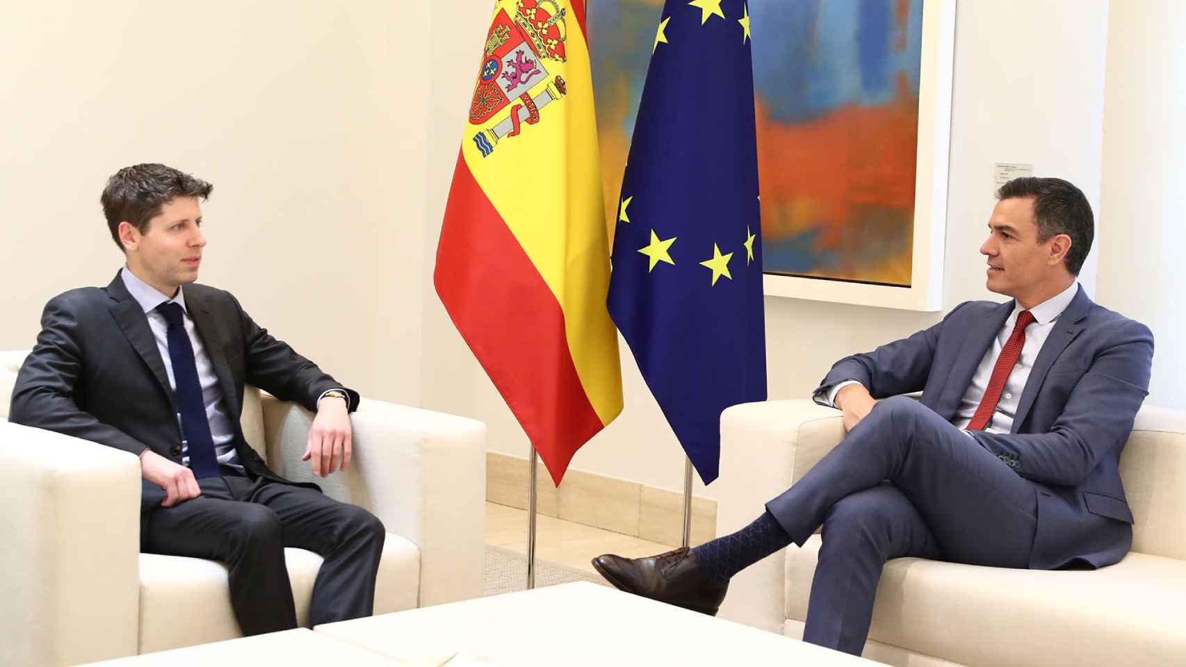 Sam Altman, CEO de OpenAI, conversa con el presidente del gobierno de España, Pedro Sánchez.