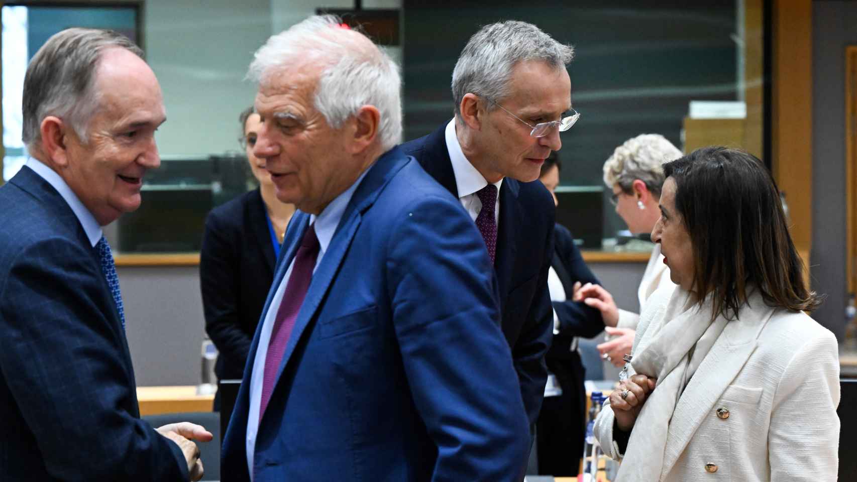 Josep Borrell, Jens Stoltenberg y Margarita Robles, durante la reunión de este martes en Bruselas