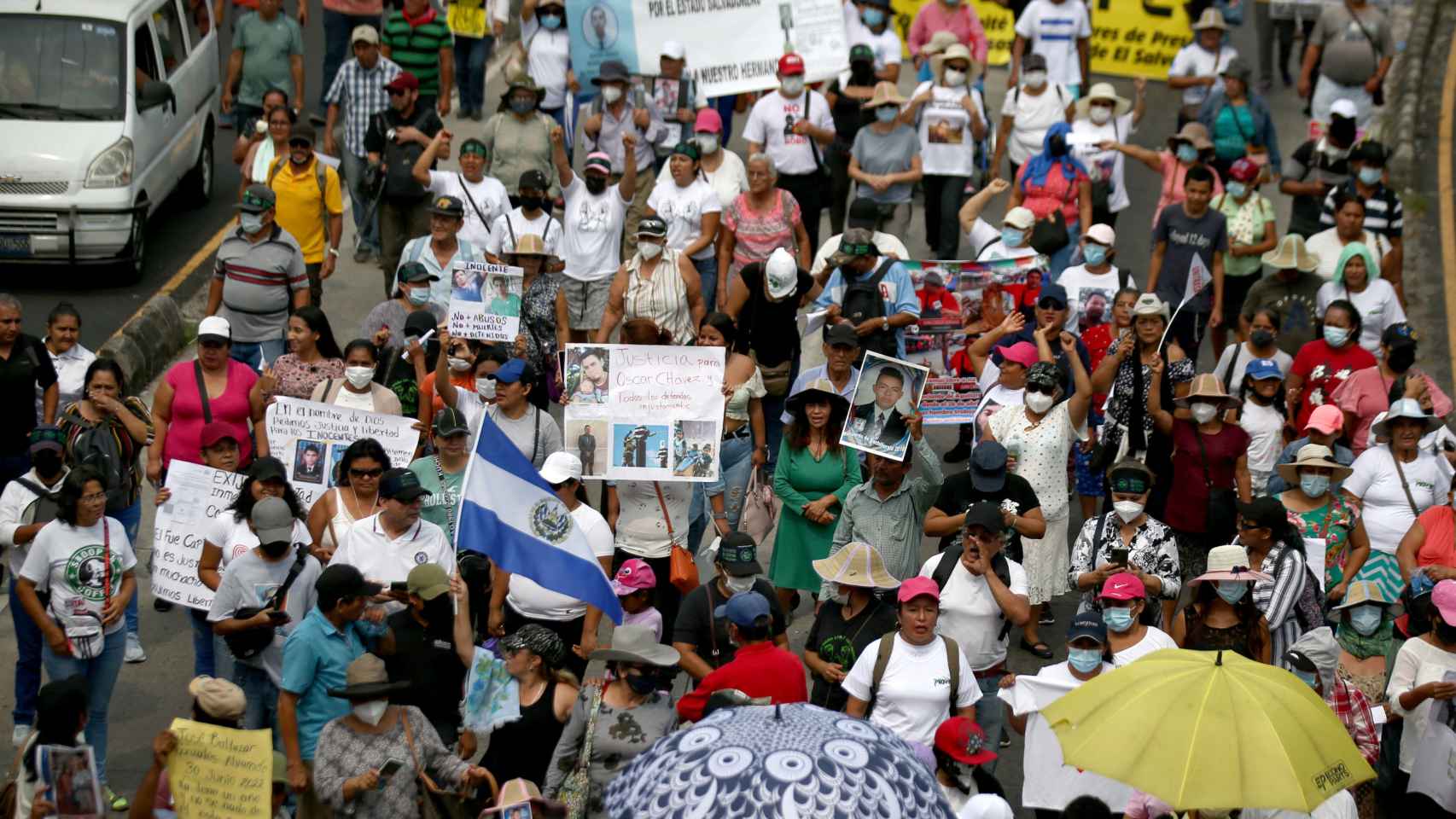 Varias personas asisten a una protesta contra la reelección de Bukele, el pasado 1 de mayo en San Salvador.