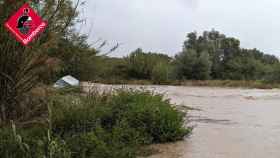 Los Bomberos rescatan a un hombre atrapado en su coche por las lluvias en una carretera de Alicante