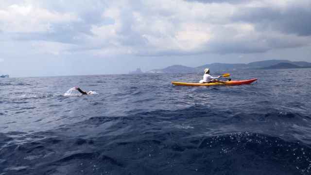 Álvaro Trigo, en otro reto solidario que llevó a cruzar a nado Formentera desde Ibiza.