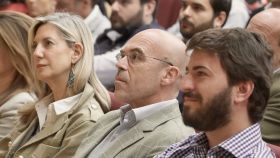 La candidata de Vox a la Alcaldía de Valladolid, Irene Carvajal, el vicepresidente de Vox, Jorge Buxadé, y el vicepresidente de la Junta, Juan García-Gallardo, en el acto de Valladolid, este martes.