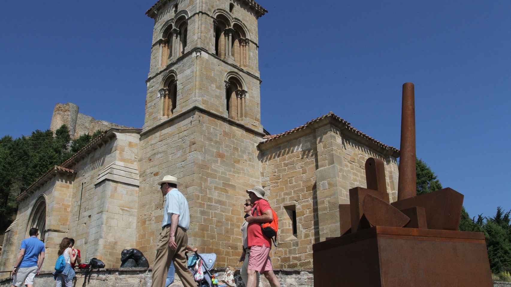 Turistas en la ermita de Santa Cecilia en Aguilar de Campoo