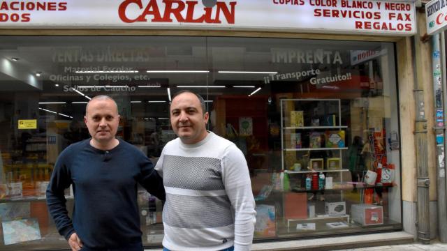 Alfonso Fonseca y Manuel Vaquero, en la entrada de Carlin