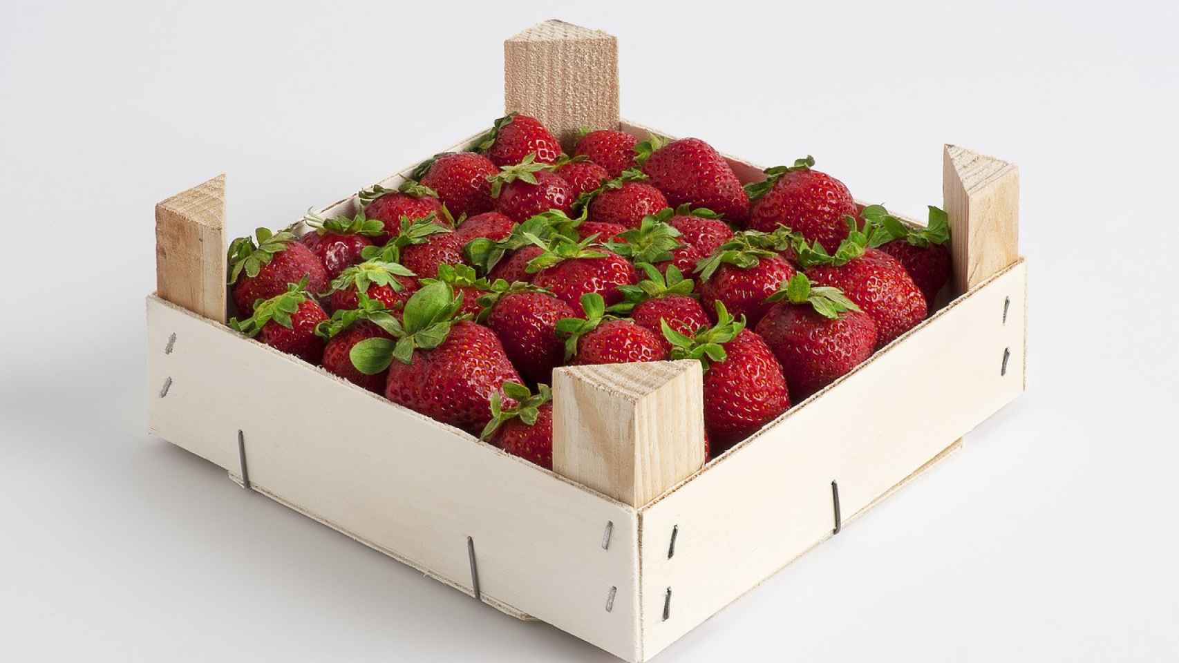 9 ideas para reutilizar las cajas de fresas y pasar un rato entretenido