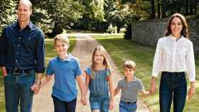 Los Príncipes de Gales, con sus tres hijos en una foto oficial.