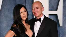 Jeff Bezos y Lauren Sánchez en la fiesta de los Oscar organizada pro 'Vanity Fair'.