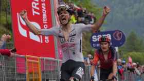 Joao Almeida celebra la victoria en la etapa 16 del Giro de Italia.