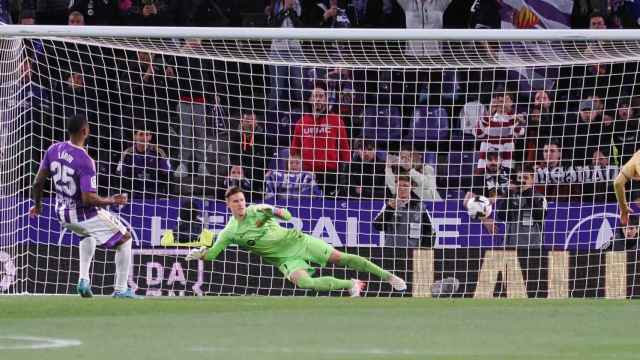 Cyle Larin, batiendo a Ter Stegen de penalti en el Valladolid - Barcelona de La Liga 2022/2023