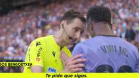 El árbitro De Burgos Bengoetxea, hablando con Vinicius tras los insultos racistas