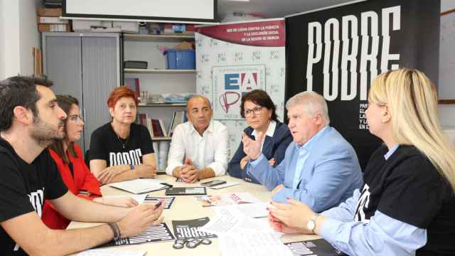 El candidato del PSOE a la presidencia de la Región de Murcia, José Vélez (c), reunido con los colectivos sociales que integran EAPN.