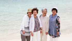 Mujeres japonesas en una playa de Okinawa.
