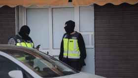 Dos agentes de la Policía Nacional registran un domicilio este martes en Melilla.