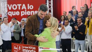 El presidente del Gobierno, Pedro Sánchez, abraza a la alcaldesa y candidata del PSOE en Jerez de la Frontera, Mamen Sánchez.