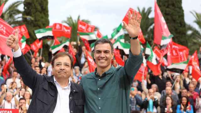 Guillermo Fernández Vara y Pedro Sánchez, el pasado martes, en un mitin del PSOE en Badajoz.
