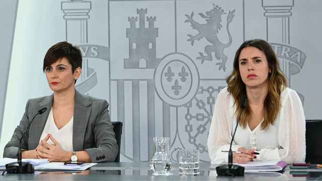La ministra portavoz, Isabel Rodríguez, y la ministra de Igualdad, Irene Montero, en la última rueda de prensa de ésta en la sala de la Moncloa, en febrero pasado.