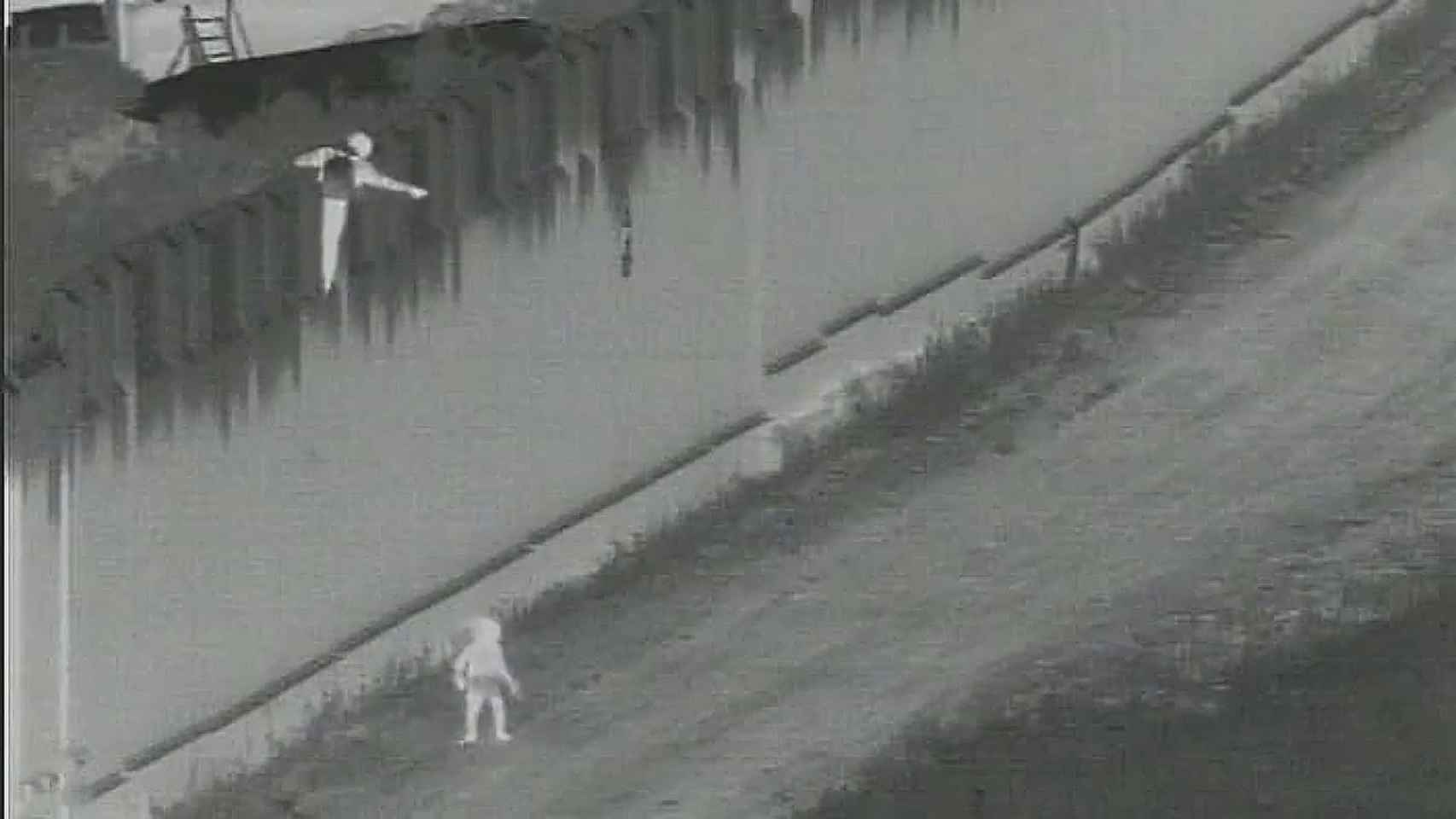 El vídeo que muestra cómo lanzan a un niño de cuatro años por encima del muro entre México y EEUU