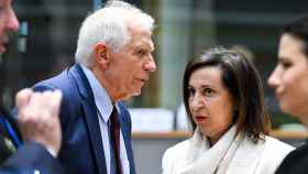 Josep Borrell conversa con Margarita Robles durante la reunión de ministros de Defensa de la UE celebrada este martes en Bruselas