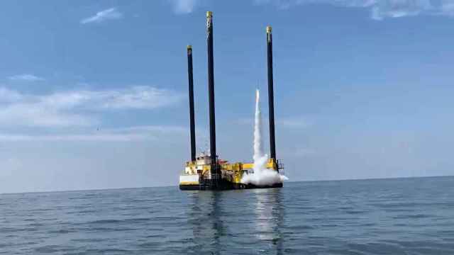 Lanzamiento de un cohete desde una plataforma en el golfo de México