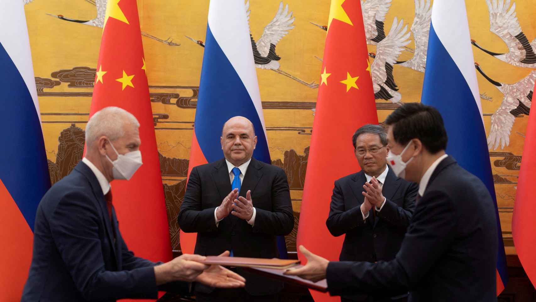El primer ministro chino y el primer ministro ruso durante una ceremonia en Pekín.