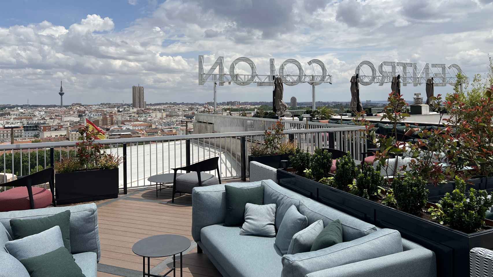 La terraza del Club Financiero con las vistas de Madrid al fondo