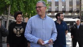 Jesús María Prada reparte propaganda electoral con Víctor López de la Parte y Beatriz Lozano