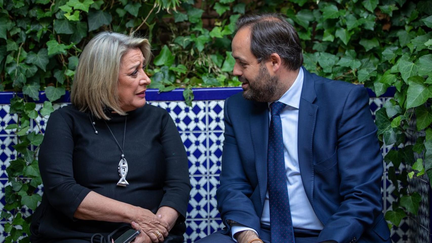 Esther Esteban conversa con Paco Núñez.