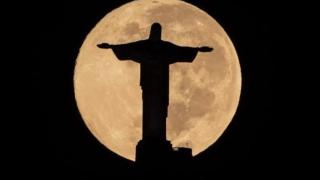 La estatua del Cristo Redentor en Río de Janeiro, con sus luces apagadas como gesto de solidaridad con Vinicius, este lunes.