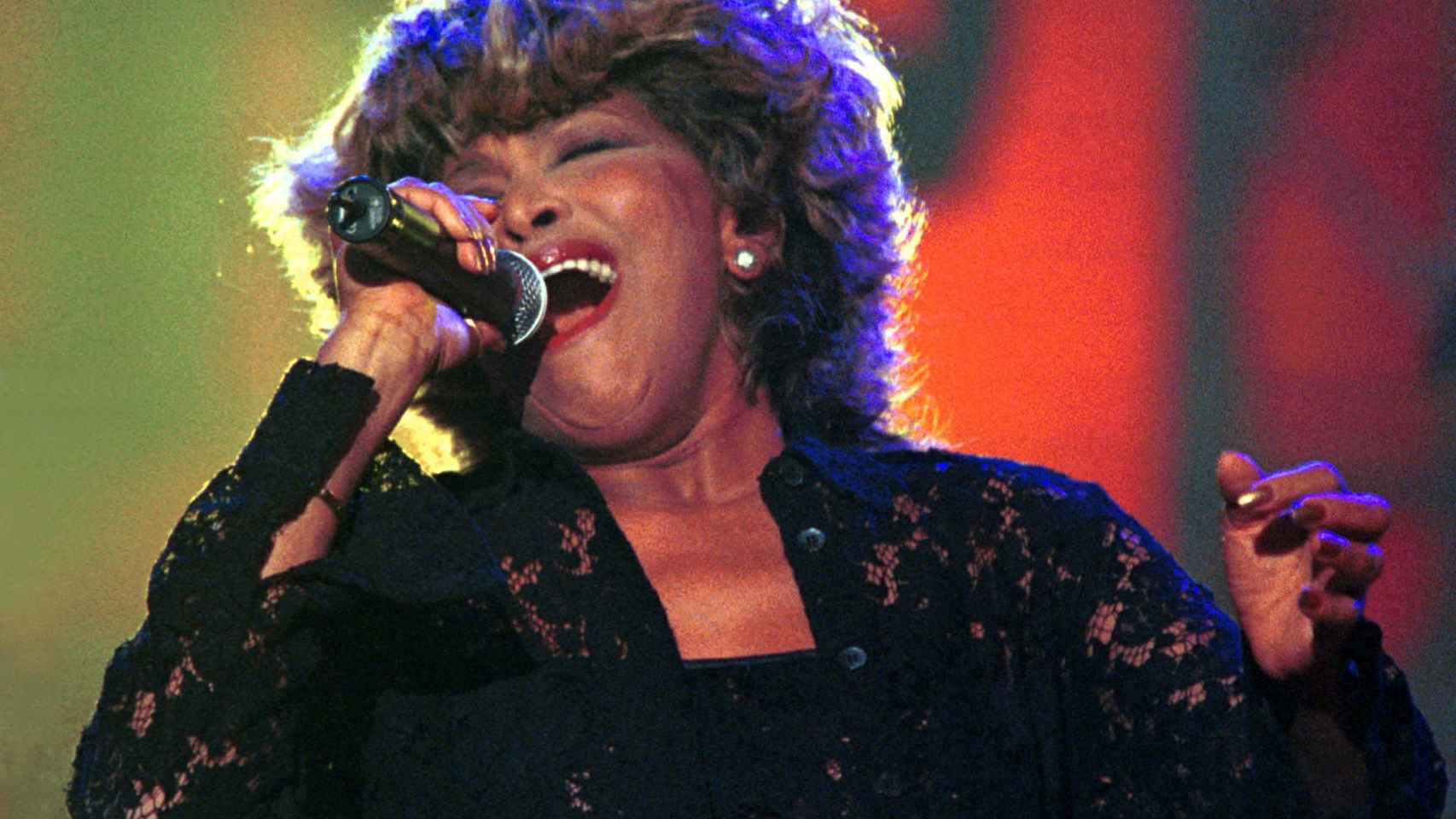Tina Turner interpreta una canción durante los premios discográficos alemanes Echo en Hamburgo, Alemania, el 9 de marzo de 2000.