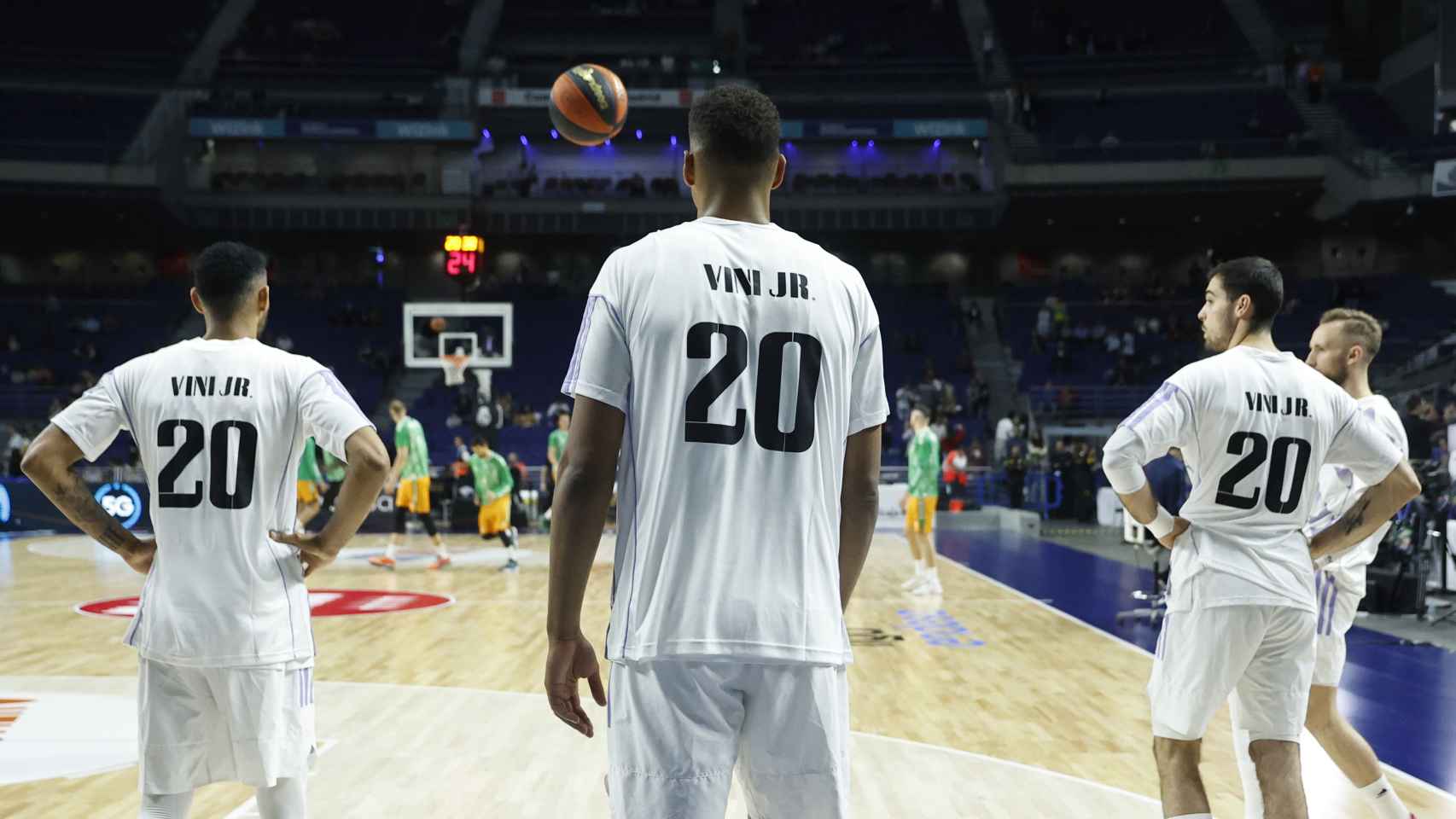 Los jugadores del Real Madrid de baloncesto, con la camiseta de Vinicius.