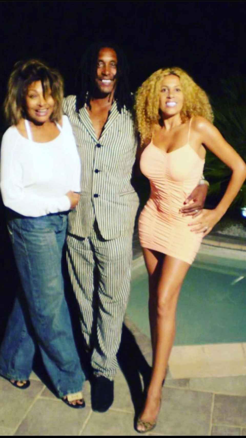 Tina Turner junto a su segundo hijo,  Ronnie, y la pareja de éste, Afida.