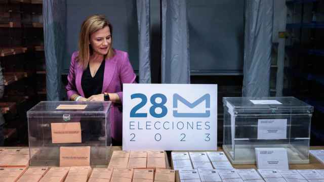 La delegada del Gobierno en la Comunidad, Pilar Bernabé, visita el almacén electoral de la provincia de Valencia y explica el dispositivo del 28M.