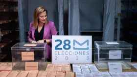La delegada del Gobierno en la Comunidad, Pilar Bernabé, visita el almacén electoral de la provincia de Valencia y explica el dispositivo del 28M.