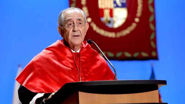 El catedrático de Derecho Civil Juan Roca, en su investidura como doctor honoris causa de la UA.