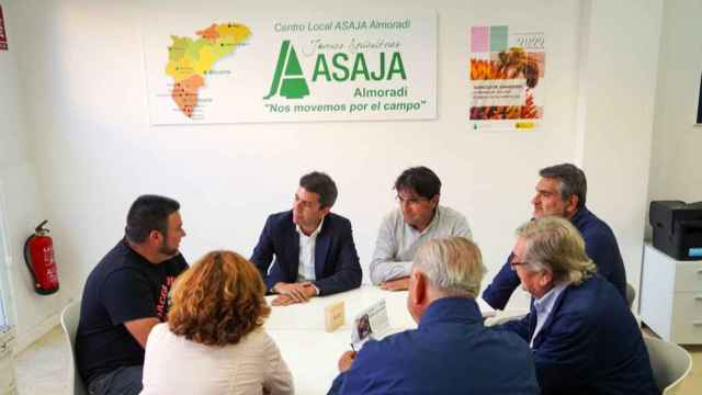Carlos Mazón (previsiblemente próximo presidente de la Comunidad Valenciana), segundo por la izquierda, en su reunión con agricultores, un sector en el que la innovación ya es clave.