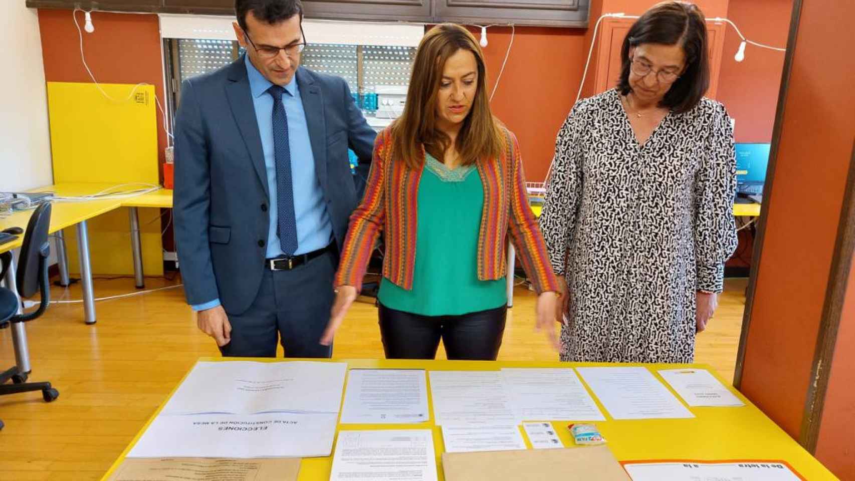 La delegada del Gobierno, Virginia Barcones, y la subdelegada Alicia Villar consultan una mesa electoral