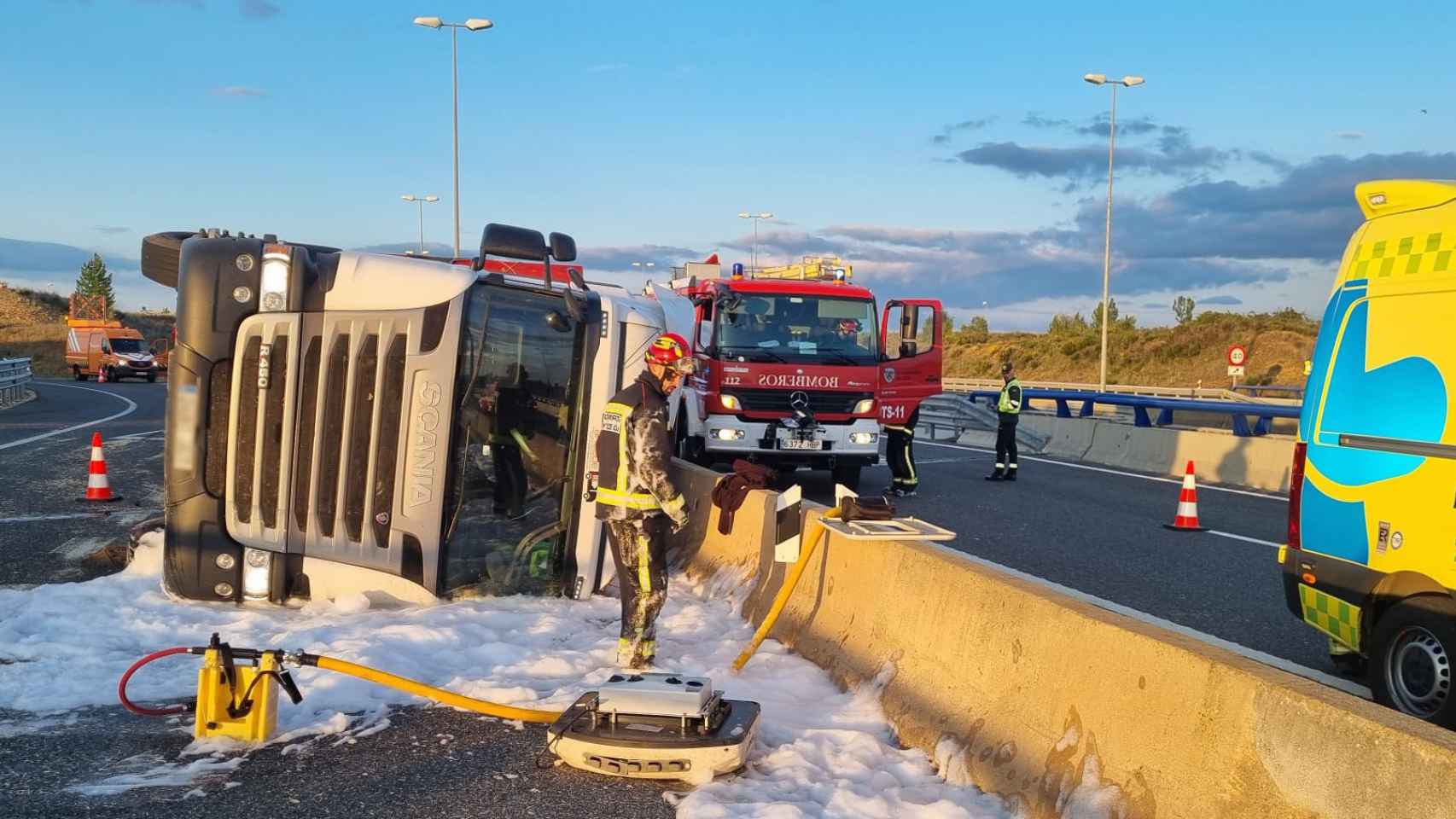 Los bomberos auxilian al camionero accidentado en León