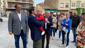 Mañueco apoya al candidato del PP en Guijuelo, Roberto Martín, con un paseo por la villa