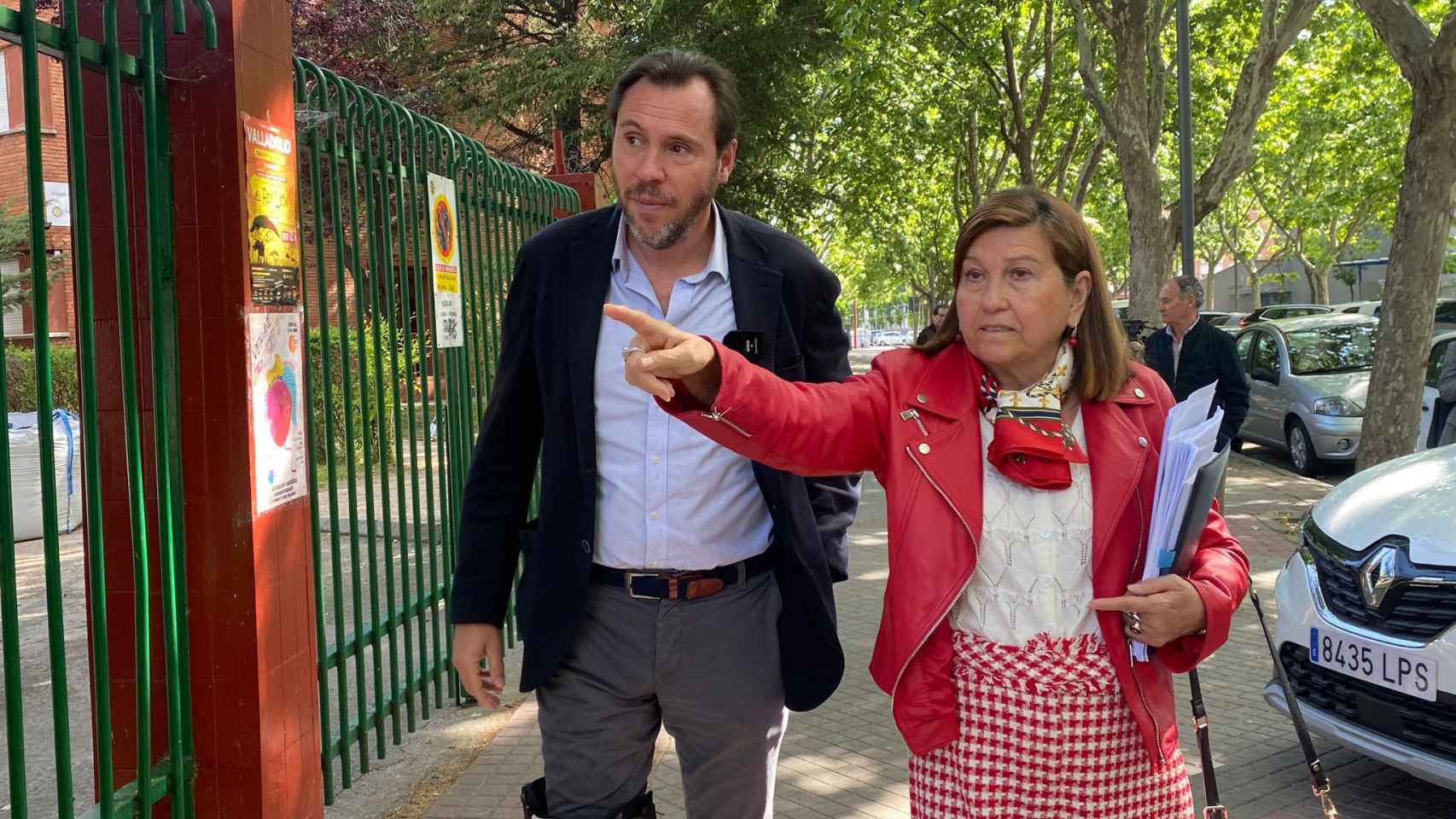El candidato socialista a la reelección para la Alcaldía, Óscar Puente, junto a Vicky Soto presentando las propuestas educativas