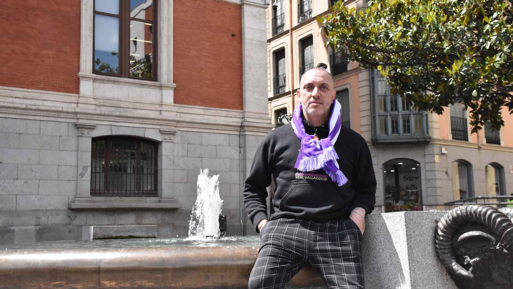 Diego Chiaramoni en la plaza de la Rinconada de Valladolid tras la entrevista con EL ESPAÑOL - Noticias de Castilla y León